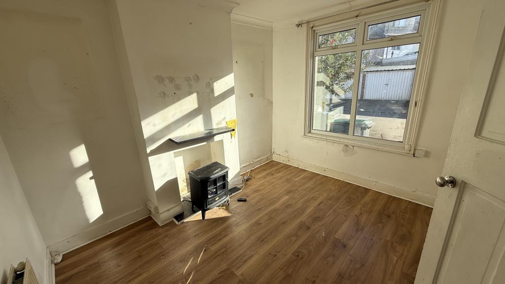 Lot: 147 - HOUSE IN NEED OF IMPROVEMENT WITH RENTAL POTENTIAL - Internal image of living room at front